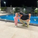 Alessia Macari Instagram - Al mio mondo, Polpetta non posso credere che tu abbia già due anni! A volte ti guardo e penso come abbiamo fatto a creare una bambina così perfetta! Sei il mio sogno diventato realtà . Sono così fortunata che tu mi abbia scelto come tua mamma🩷 Sei amata da così tanti! Riesci sempre ad affascinare tutti con il tuo carattere forte e divertente ma molto determinato e amichevole. Vedo così tanto di me stessa in te, il modo in cui canti e balli ma poi ti trasformi in un calciatore e mi confondi e spari gol come il tuo papà. Hai quella scintilla negli occhi. Sei il piccolo essere umano più gentile e dolce che conosca.. Ed io più che fortunata ad essere tua mamma 🩷 hai reso le nostre vite migliori! Tu sei la principessa della nostra casa e la regina del mio cuore. Continua ad essere cosi amore mio, non cambiare mai. Il mio cuore è così pieno e grato🩷 Buon compleanno Nevaeh, spero sia il miglior compleanno possibile🩷 Ti amerò sempre Mamma 2 #birthday #2 #firstborn #love