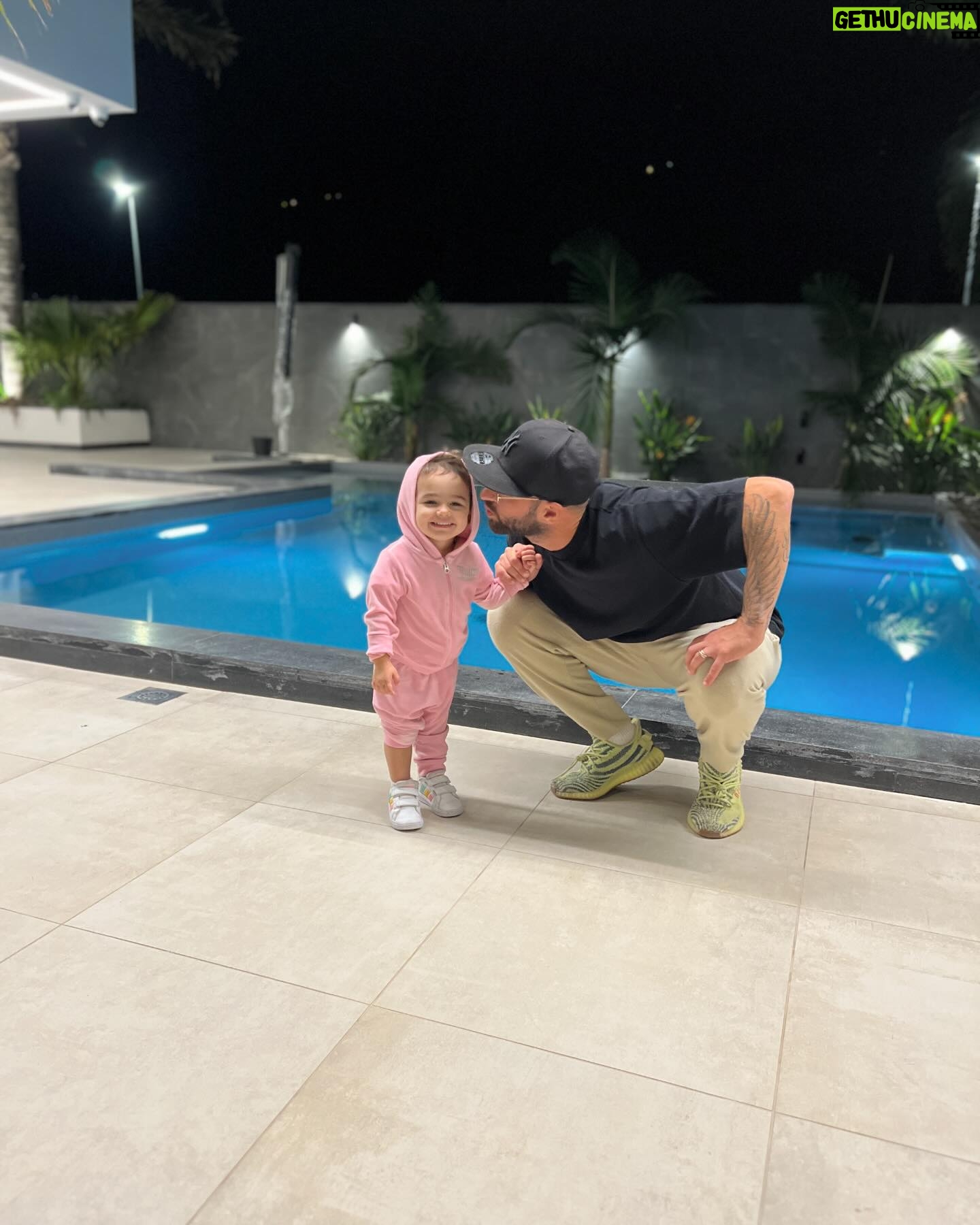 Alessia Macari Instagram - Al mio mondo, Polpetta non posso credere che tu abbia già due anni! A volte ti guardo e penso come abbiamo fatto a creare una bambina così perfetta! Sei il mio sogno diventato realtà . Sono così fortunata che tu mi abbia scelto come tua mamma🩷 Sei amata da così tanti! Riesci sempre ad affascinare tutti con il tuo carattere forte e divertente ma molto determinato e amichevole. Vedo così tanto di me stessa in te, il modo in cui canti e balli ma poi ti trasformi in un calciatore e mi confondi e spari gol come il tuo papà. Hai quella scintilla negli occhi. Sei il piccolo essere umano più gentile e dolce che conosca.. Ed io più che fortunata ad essere tua mamma 🩷 hai reso le nostre vite migliori! Tu sei la principessa della nostra casa e la regina del mio cuore. Continua ad essere cosi amore mio, non cambiare mai. Il mio cuore è così pieno e grato🩷 Buon compleanno Nevaeh, spero sia il miglior compleanno possibile🩷 Ti amerò sempre Mamma 2 #birthday #2 #firstborn #love