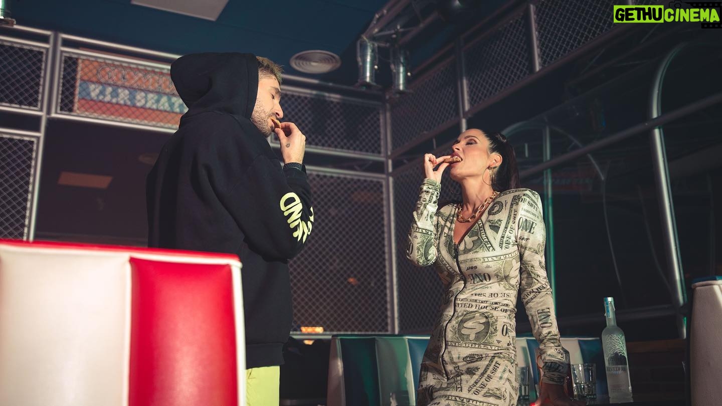 Alessia Macari Instagram - “Cookie” 🍪fuori ora! 🔥 Puoi ascoltarla su tutti I digital store e il videoclip ufficiale lo trovi su YouTube! (Link in bio) Ringrazio tutti per il vostro supporto in particolare @skioffi ci conosciamo da quando siamo piccoli, due ciociari con lo stesso sogno! Grazie anche a tutto il suo team e staff, siete stati fantastici. E ora non vi resta che alzare il volume per godervi “COOKIE”🍪❤️🔥 #Cioci #skioffi #cookie #rap #vibe