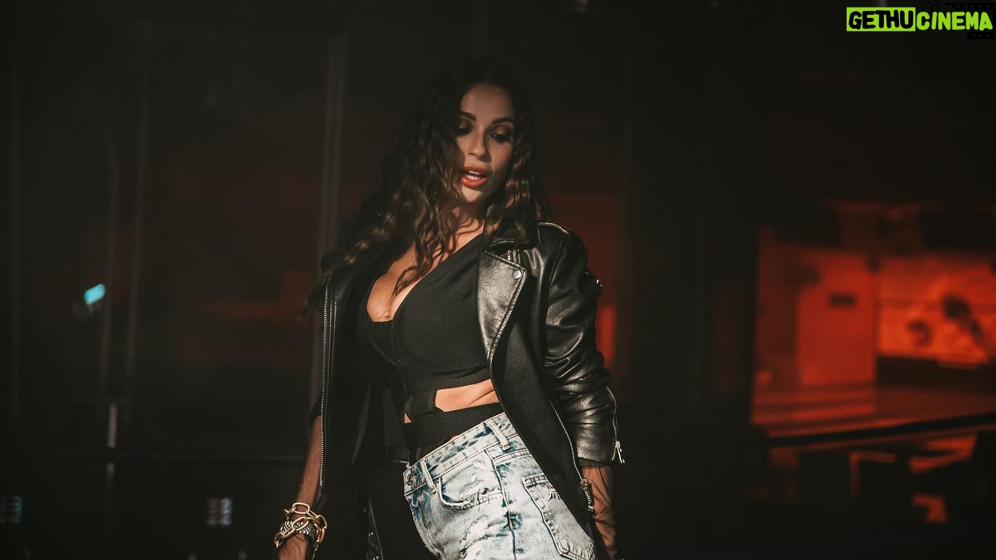Alessia Macari Instagram - “Cookie” 🍪fuori ora! 🔥 Puoi ascoltarla su tutti I digital store e il videoclip ufficiale lo trovi su YouTube! (Link in bio) Ringrazio tutti per il vostro supporto in particolare @skioffi ci conosciamo da quando siamo piccoli, due ciociari con lo stesso sogno! Grazie anche a tutto il suo team e staff, siete stati fantastici. E ora non vi resta che alzare il volume per godervi “COOKIE”🍪❤️🔥 #Cioci #skioffi #cookie #rap #vibe