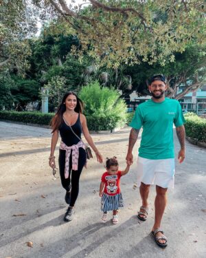 Alessia Macari Instagram - A volte ci dimentichiamo di ringraziare … di ringraziare per tutto quello che abbiamo nella nostra vita ❤️ ho una famiglia meravigliosa piena di felicità . Il segreto ? Non volete mai il male per nessuno e tutte le cose più belle vi accadranno🩷 #cioci #family #love #postivevibes
