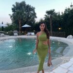 Alessia Macari Instagram – Lezione per oggi : un leone che copia un leone è una scimmia🦁🙊🫒🍸#thoughts #olivegreen #wedding  #summer