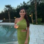 Alessia Macari Instagram – Lezione per oggi : un leone che copia un leone è una scimmia🦁🙊🫒🍸#thoughts #olivegreen #wedding  #summer