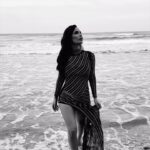 Alessia Macari Instagram – Ci sono alcune cose della vita che la rendono godibile e allegra: una è sicuramente un “buon vino” l’altra le donne: la loro sensibilità, unicità, bellezza esclusiva. Ecco entrambe le cose sono i tratti distintivi di “Höckner” vino prodotto in Austria da vitigni autoctoni da donne viticultrici raffinate. Occorre gustarlo per coglierne l’essenza deliziosa, sublime e coinvolgente. Da sole o in compagnia rende il meglio di se. Cin cin a voi 🍷 @weingut.hoeckner #suppliedby  #wine #austria #vino #sicilia #mare #girlpower #höckner video by @_.sunta._ 🎥