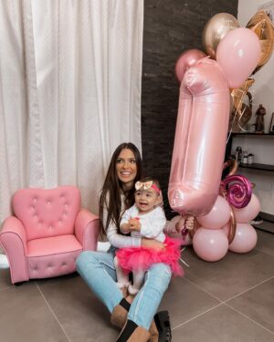 Alessia Macari Instagram - Alla luce della mia vita.

Buon primo compleanno!🎈🎂
Non riesco a credere sia già trascorso un anno! Se ripenso al mio stato d’animo in queste ore l’anno scorso prima di averti con me, ero così emozionata e non avevo ancora idea di cosa stessi facendo,e di come sarebbe stato, ma tu hai reso tutto così facile e speciale!
Sei la personcina più dolce e bella, e non posso credere che siamo stati proprio noi a metterti al mondo❤️
Hai portato tanta gioia e felicità nella nostra famiglia, mi fai sentire completa. È un onore essere tua madre.
Ti proteggerò sempre e sarò sempre al tuo fianco. Farò di tutto per te! Sei la principessa della nostra casa👑Sono così felice di aver intrapreso questo meraviglioso viaggio chiamato vita insieme a te♾️
Sei il mio angelo, la mia principessa, la mia anima gemella, ti amo Nevaeh e ti auguro un primo compleanno indimenticabile!❤️ #one #firstbirthday #princess #babygirl #firstborn @ollikragl ollikragl