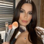 Alessia Macari Instagram - 🔥NUOVO VIDEO🔥 Make up tutorial💄-PRODOTTI. - [ ] Fondotinta-Easydrop (9) fenty beauty - [ ] Correttore -Cakeless concealer (bring it ) benefit - [ ] Contour -beauty wand (deep rich) Elf - [ ] Sopracciglia -presciously my brow pencil (4) benefit ..,,shade brown tint (spiked) MAC - [ ] Sopracciglia -24 hour brow setter , Benefit - [ ] Eyeliner - interno occhio … MAC nc15 - [ ] Occhio -Mac pallet … - [ ] Illuminate occhio - dazzelight , MAC - [ ] Mascara - bad girl (benefit ) - [ ] Illuminante - exhilarate , rare beauty - [ ] Blush- 430 foschia rose , Chanel - [ ] Spray viso- Mac fix setting spray - [ ] Matita labbra - love bite , Morphe - [ ] Labbra - lip glow oil ,Dior #makeup #tutorial #dior #chanel #fenty #benefit #maccosmetics #flawless