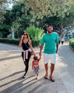 Alessia Macari Instagram - A volte ci dimentichiamo di ringraziare … di ringraziare per tutto quello che abbiamo nella nostra vita ❤️ ho una famiglia meravigliosa piena di felicità . Il segreto ? Non volete mai il male per nessuno e tutte le cose più belle vi accadranno🩷 #cioci #family #love #postivevibes