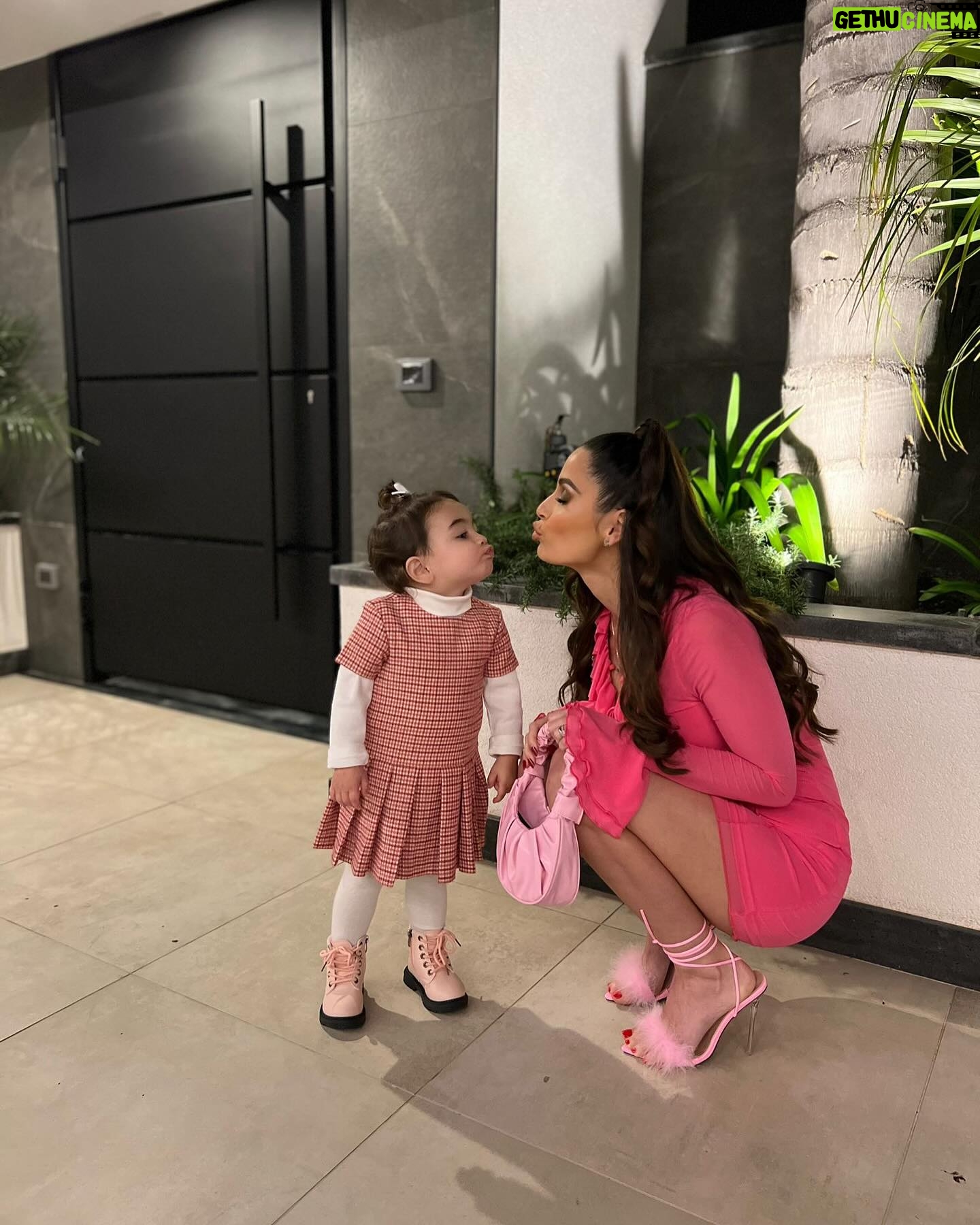 Alessia Macari Instagram - Al mio mondo, Polpetta non posso credere che tu abbia già due anni! A volte ti guardo e penso come abbiamo fatto a creare una bambina così perfetta! Sei il mio sogno diventato realtà . Sono così fortunata che tu mi abbia scelto come tua mamma🩷 Sei amata da così tanti! Riesci sempre ad affascinare tutti con il tuo carattere forte e divertente ma molto determinato e amichevole. Vedo così tanto di me stessa in te, il modo in cui canti e balli ma poi ti trasformi in un calciatore e mi confondi e spari gol come il tuo papà. Hai quella scintilla negli occhi. Sei il piccolo essere umano più gentile e dolce che conosca.. Ed io più che fortunata ad essere tua mamma 🩷 hai reso le nostre vite migliori! Tu sei la principessa della nostra casa e la regina del mio cuore. Continua ad essere cosi amore mio, non cambiare mai. Il mio cuore è così pieno e grato🩷 Buon compleanno Nevaeh, spero sia il miglior compleanno possibile🩷 Ti amerò sempre Mamma 2 #birthday #2 #firstborn #love