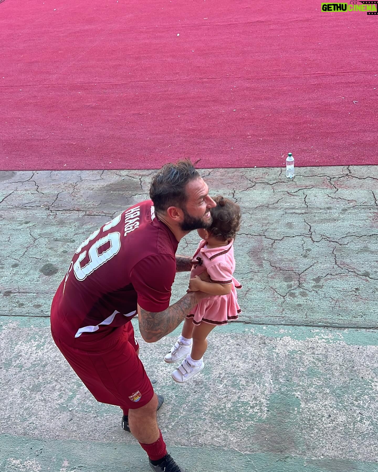 Alessia Macari Instagram - Tanti auguri amore mio❤️🎈 se potessi darti una cosa nella vita , ti darei la possibilità di vedere te stesso attraverso i miei occhi . Solo allora ti renderesti conto di quanto sei speciale per me❤️ Sei un un Papà meraviglioso alla nostra principessa 👑 we love you #ok69 #husband #birthday @ollikragl