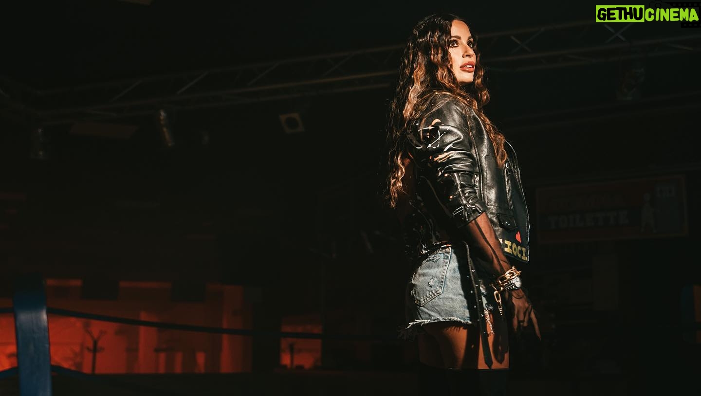 Alessia Macari Instagram - “Cookie” 🍪fuori ora! 🔥 Puoi ascoltarla su tutti I digital store e il videoclip ufficiale lo trovi su YouTube! (Link in bio) Ringrazio tutti per il vostro supporto in particolare @skioffi ci conosciamo da quando siamo piccoli, due ciociari con lo stesso sogno! Grazie anche a tutto il suo team e staff, siete stati fantastici. E ora non vi resta che alzare il volume per godervi “COOKIE”🍪❤️🔥 #Cioci #skioffi #cookie #rap #vibe