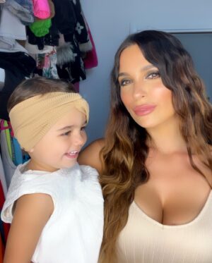 Alessia Macari Instagram - I miei occhi non vedranno mai una bellezza più grande della tua ❤️ il mio tutto 🌎 @nevaehkragl #mydaughter  #girlmom #miafiglia