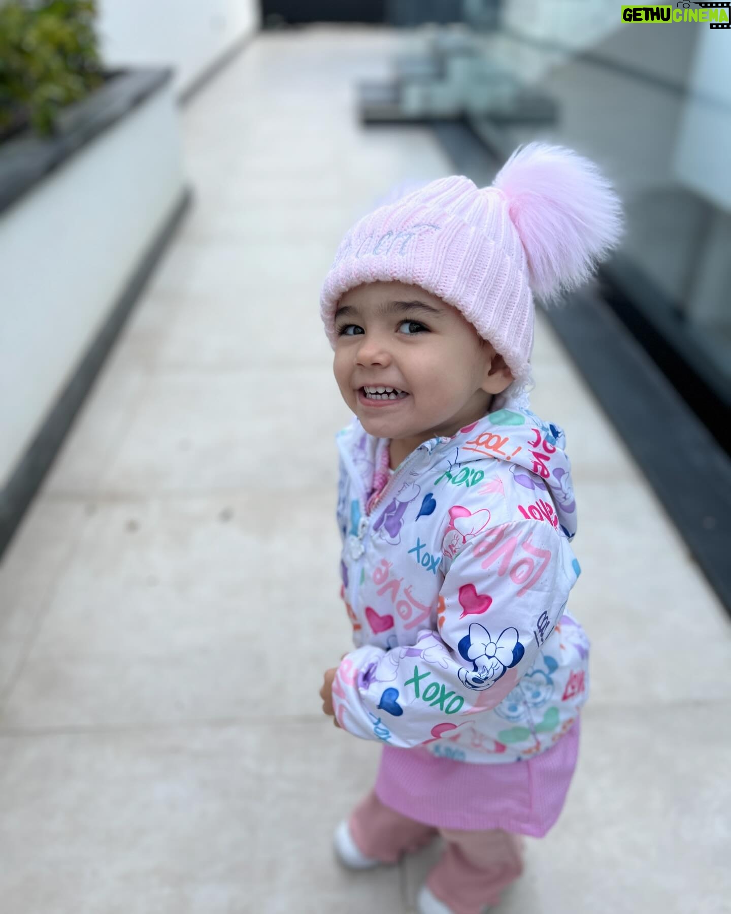 Alessia Macari Instagram - Al mio mondo, Polpetta non posso credere che tu abbia già due anni! A volte ti guardo e penso come abbiamo fatto a creare una bambina così perfetta! Sei il mio sogno diventato realtà . Sono così fortunata che tu mi abbia scelto come tua mamma🩷 Sei amata da così tanti! Riesci sempre ad affascinare tutti con il tuo carattere forte e divertente ma molto determinato e amichevole. Vedo così tanto di me stessa in te, il modo in cui canti e balli ma poi ti trasformi in un calciatore e mi confondi e spari gol come il tuo papà. Hai quella scintilla negli occhi. Sei il piccolo essere umano più gentile e dolce che conosca.. Ed io più che fortunata ad essere tua mamma 🩷 hai reso le nostre vite migliori! Tu sei la principessa della nostra casa e la regina del mio cuore. Continua ad essere cosi amore mio, non cambiare mai. Il mio cuore è così pieno e grato🩷 Buon compleanno Nevaeh, spero sia il miglior compleanno possibile🩷 Ti amerò sempre Mamma 2 #birthday #2 #firstborn #love