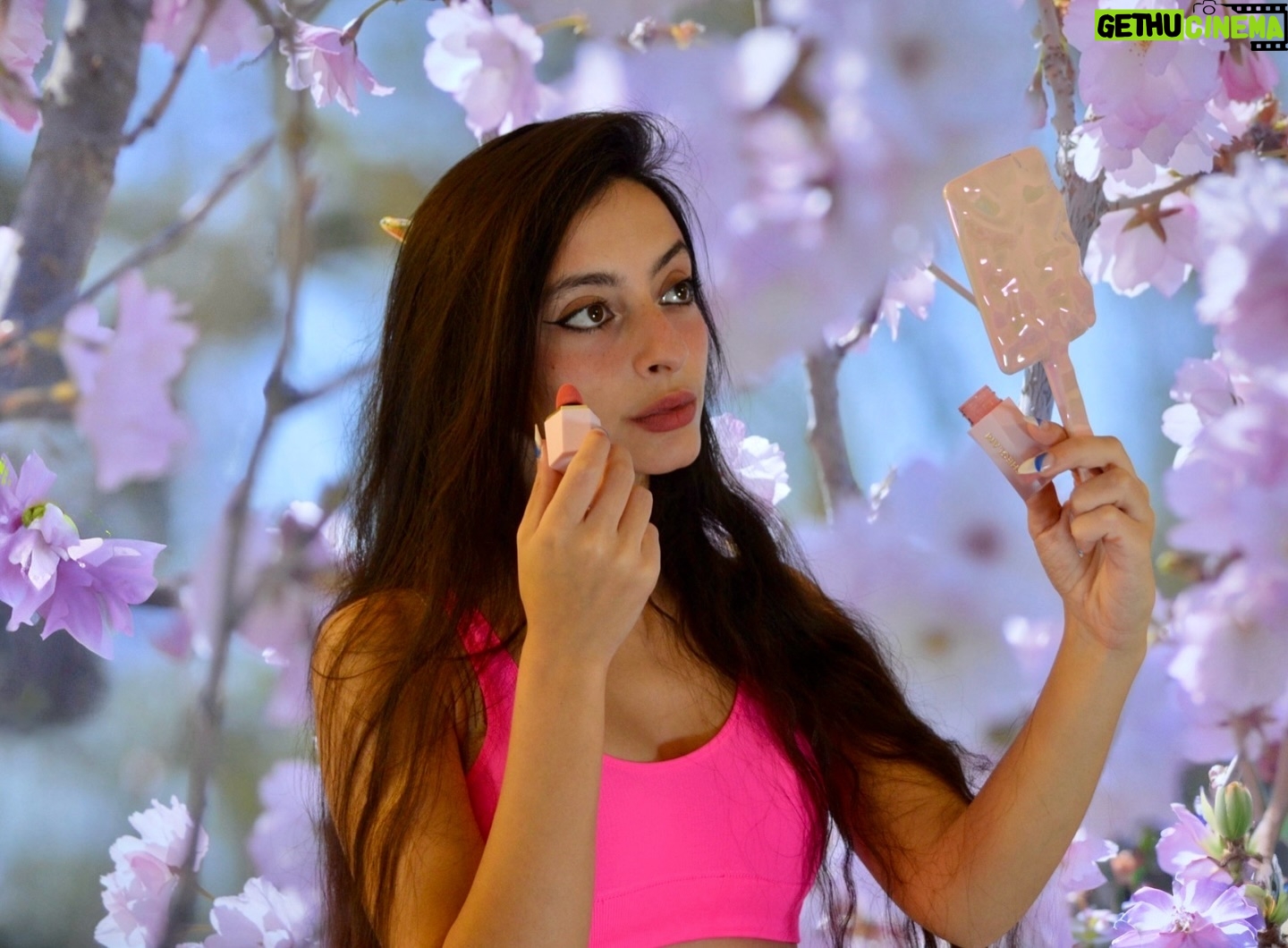 Alessia Tresoldi Instagram - It is nice to see someone blush. 😊🌸 @sheglam_official #sheglam #SHEGLAMBlush #SHEGLAMLiquidFam _Adv_ if you love the blush leave a 🌸 or 🩷 🌸SHEGLAM liquid blush-New Shades Try-on Real Deal - Hot Topic -Cutie Pie Let’s see some haks, they also improve, thanks to the feedback, the sponge to solve the leaking issue 🌸 search id: sb2402223828333133