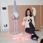 Alessia Tresoldi Instagram – It’s time to furnish the new house 🎉 who wants a house tour?
The elf wants to start from the lights, thanks to @merosshome for supporting me. 

#house #home #furniture #smart #smarthome #vimar #elf #samsung #bergamo #garden #mirror #grey #newhouse #myhouse #lg #tresoldi