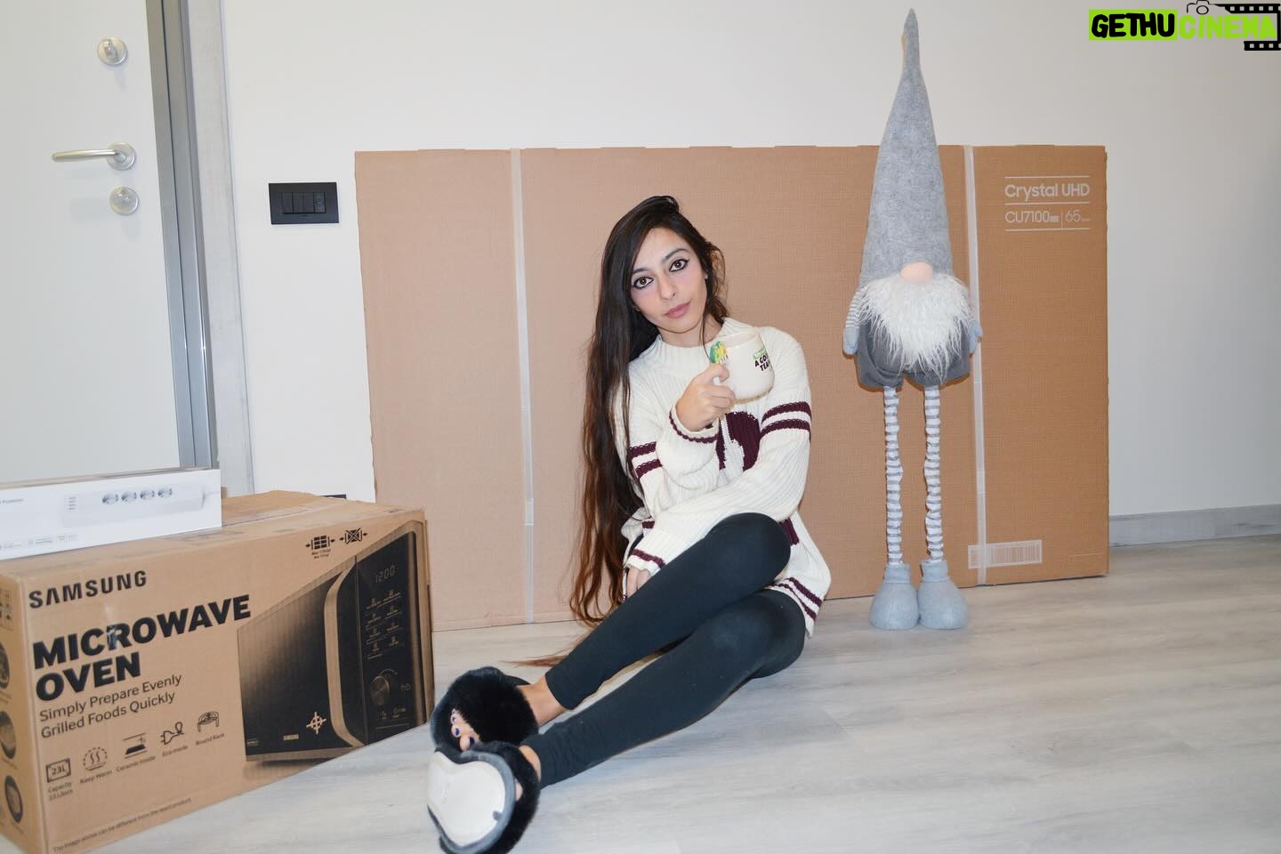 Alessia Tresoldi Instagram - It's time to furnish the new house 🎉 who wants a house tour? The elf wants to start from the lights, thanks to @merosshome for supporting me. #house #home #furniture #smart #smarthome #vimar #elf #samsung #bergamo #garden #mirror #grey #newhouse #myhouse #lg #tresoldi