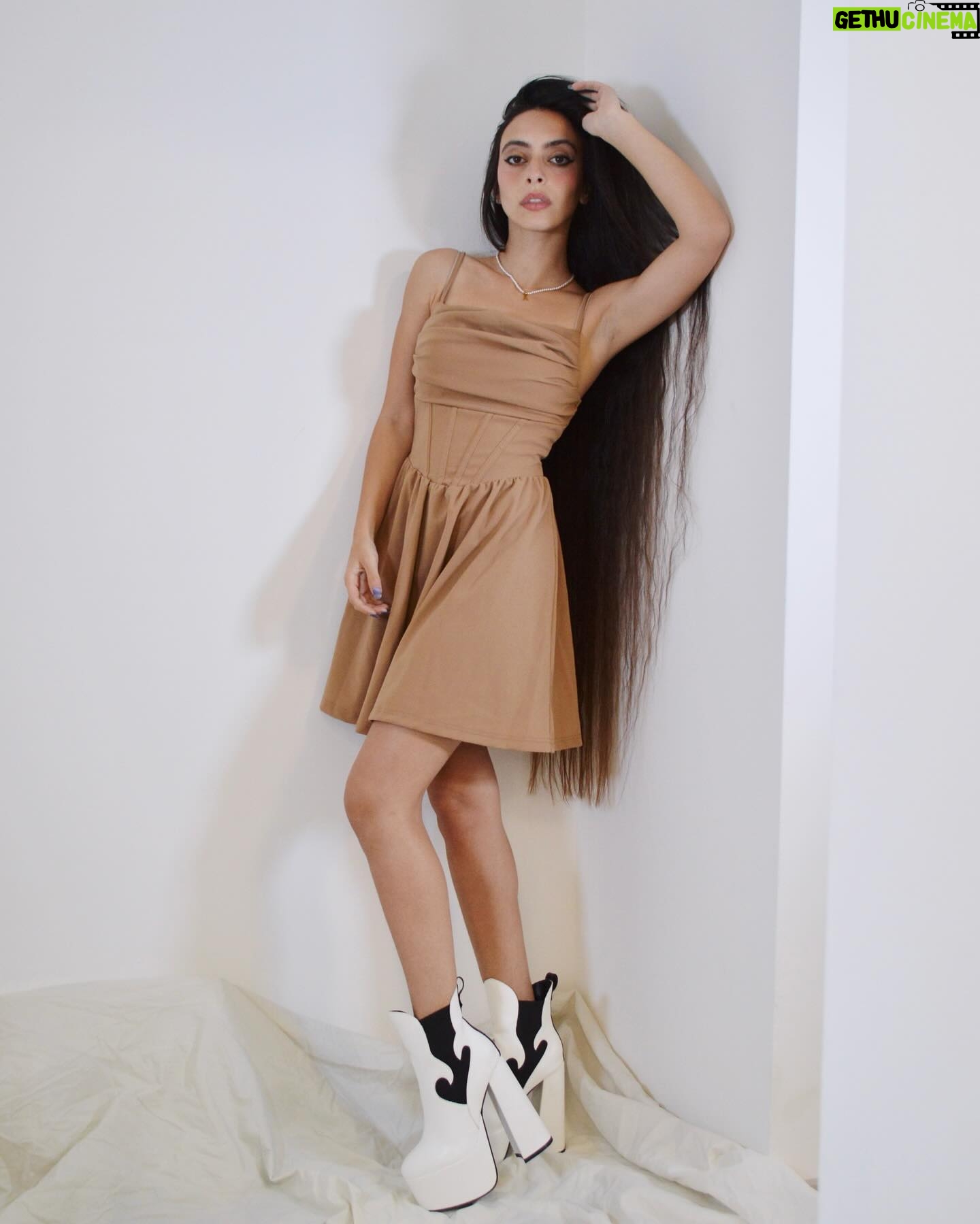 Alessia Tresoldi Instagram - Capelli sciolti o legati ? Quale look è il vostro preferito ? Hair loose or tied up? Which look is your favorite? @shein_it @sheinofficial #SHEINtrendy #SHEINforAll #loveshein #ad #tresoldi #bergamo Cerca 8TZSQ su SHEIN per stay trandy Vi lascio i “search Id” ma se screnshottate potete cercare direttamente con l’immagine sull’app. Top Denim 💙26964309 Zeppe 💙31482331 Canotta 🤍🖤29515459 Gonne 🤍🖤💙26940080 Stivali 🤍🖤 23831715 Zaino 🖤12401481 Maglietta 28793900 Abito 29535279 Stivali 20712199 Gonna 🤎18178006