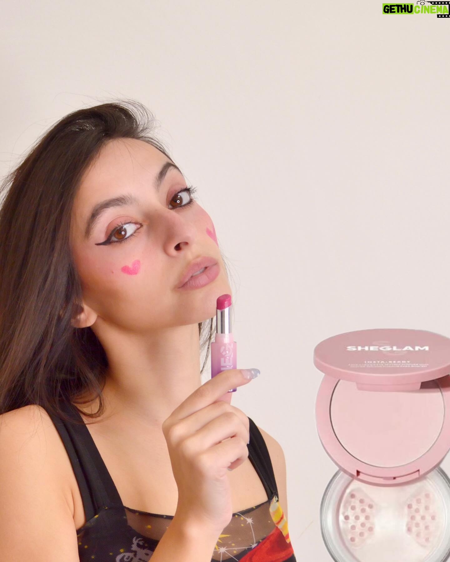 Alessia Tresoldi Instagram - Challenge to make my makeup completely transfer proof I’ve seen some videos and I definitely have to try it 🫣 @sheglam_official best hack ever. will you try this hack? #makeupchallenge _Adv_ #pinkpowder #SHEGLAM #instareadyglam #transferproof #smudgeproofmakeup #settingpowder #Bergamo #tresoldi Search “SHEGLAM” on website/APP or Product ID:19671194