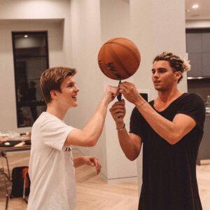Alex Lange Instagram - i FLIPPED A BASKETBALL ON A KNIFE aye