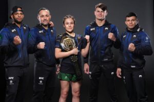 Alexa Grasso Instagram - Este fue un año increíble para nuestro equipo 🐺🇲🇽🇧🇷💥
@lobogymma @brazilianwarriorscentral 
Logramos 3 peleas de campeonato
Ganamos 1 título mundial en UFC
Bonos de performance y mejores peleas
Todo esto ha sido gracias al gran trabajo que hace nuestro coach @franciscograssolobo , él es la mente maestra detrás de cada uno de nuestros éxitos
Ha sido paciente y persistente en sacar lo mejor de nosotros en cada entrenamiento, en cada pelea y en la vida
Verlo ganar el reconocimiento del mejor coach latino 2023 por ESPN es algo que nos llena de orgullo porque sabemos en carne propia cuánto y cómo se obsesiona en todo lo que nos enseña.
Gracias coach 🫡
Hasta donde tope ❤️‍🔥