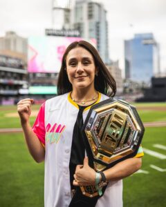 Alexa Grasso Instagram - Feliz de poder estar aquí en San Diego y tirar la primer bola para los @padres ⚾️🩷🇲🇽 Muchas felicidades por esta victoria 🏆🦾🥳 • • First pitch at @padres San Diego ⚾️🩷🇲🇽 Thanks for the hospitality 🤗 Congratulations on a big win 🏆🦾
