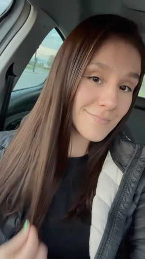 Alexa Grasso Instagram - Hoy toca @glamoryhairstudio 🥰
Al fin pinté diferente mis uñas 🎄😏
Gracias chicas siempre me dejan hermosa @vero_stylist @anapau_hair_styling @angeles_castaneda_ 🤗