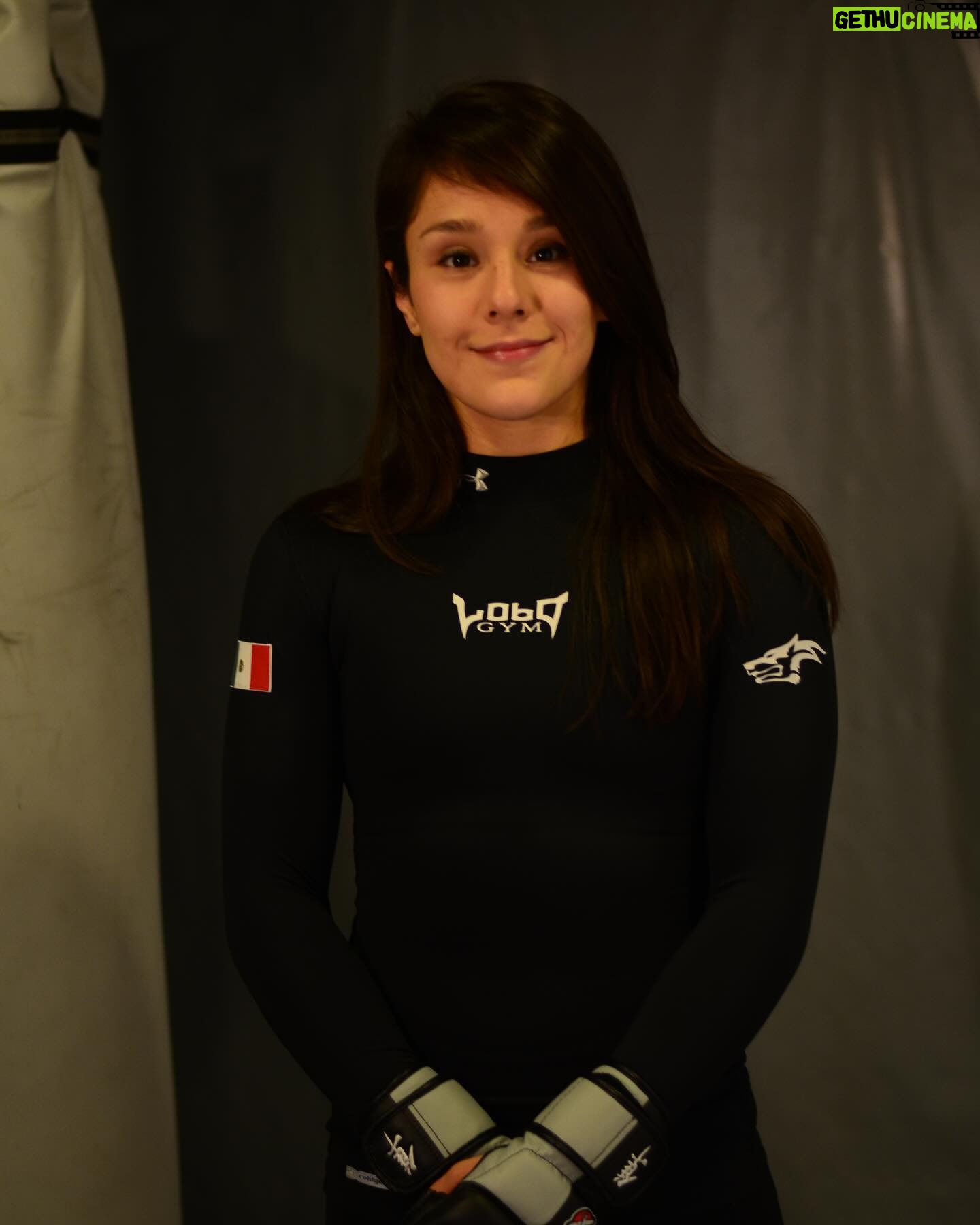 Alexa Grasso - 134.5K Likes - Baby baby Grasso 😍
Tenía que tomarme unas fotos para el cartel de una de mis primeras peleas, y me dijeron -pero pon cara de ruda 😆
Claramente aún no lo logro jajaja