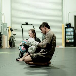 Alexa Grasso Instagram - Mientras grabábamos el TUF aprendí tanto de lo que ustedes como Coaches hacen y viven todos los días y WOOOW 🫡💥
Si antes los admiraba mucho, hoy me siento DEMASIADO agradecida por tenerlos en mi vida, en mi esquina y en el gym todos los días empujándome a ser la mejor atleta que pueda ser ❤️‍🔥
Me encanta aprender de ustedes, son unos hombres increíbles, LOS QUIERO MUCHO! 
🐺🇲🇽🇧🇷🦾💥
#TeamGrasso #contodoyportodo #HASTADONDETOPE #dearhardwork #AndStill 👑👹
•
•
📸 @sianya___film 🫶🏻