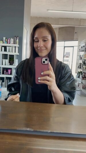 Alexa Grasso Instagram - Ya hacia falta 🥰 muchas gracias @glamoryhairstudio por siempre dejarme bella y lista para ir a trabajar 😎
💇🏻‍♀️: @vero_stylist @anapau_hair_styling 
💅🏻: @angeles_castaneda_