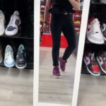 Alexa Grasso Instagram - @offthebenchsd en San Diego wow! Tienen TODOS los tenis que puedas soñar 😍 muchas gracias por este par fue amor a primera vista 💜👟