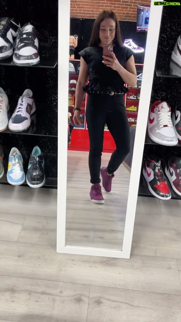 Alexa Grasso Instagram - @offthebenchsd en San Diego wow! Tienen TODOS los tenis que puedas soΓ±ar π muchas gracias por este par fue amor a primera vista ππ