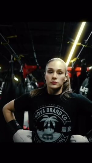 Alexa Grasso Instagram - “Es justamente la posibilidad de realizar un sueño lo que torna la vida interesante” ❤️‍🔥🦾
#dearhardwork 
•
•
•
🎥 @train_by_day thanks for the video!!!