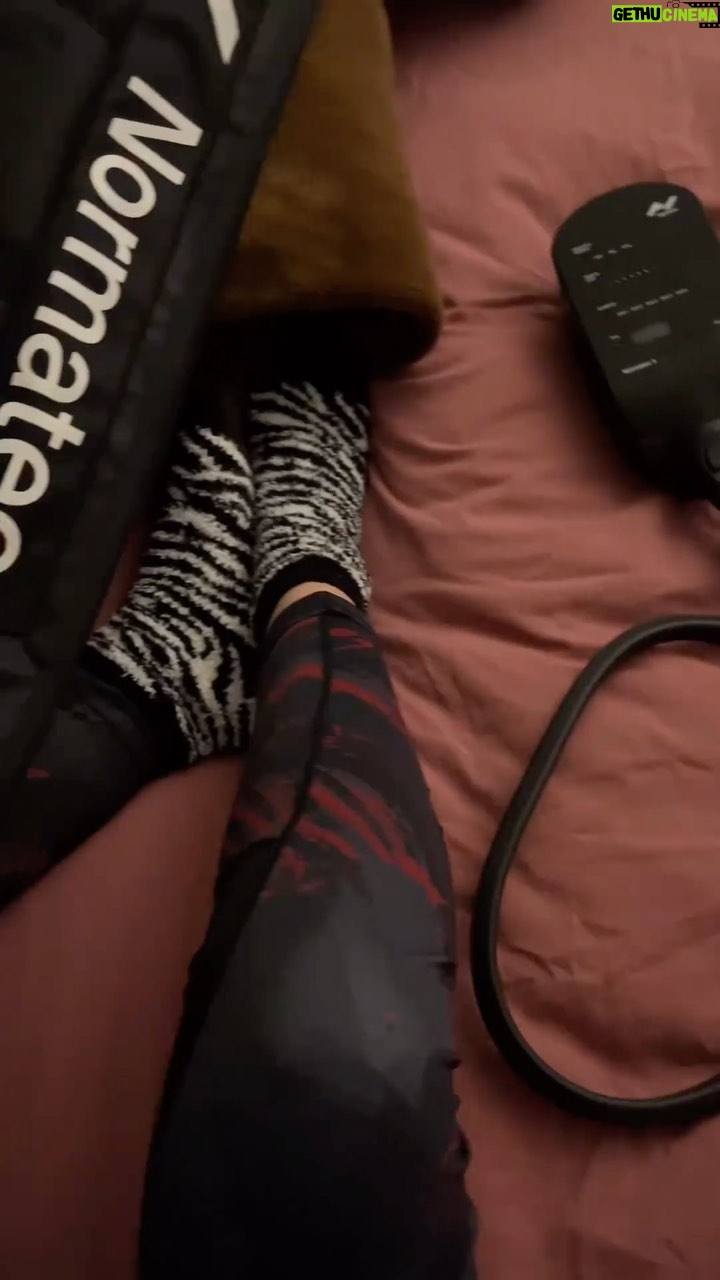 Alexa Grasso Instagram - Así de fácil @hyperice botas de compresión 🤩 #rehab #Hyperice #staystrong