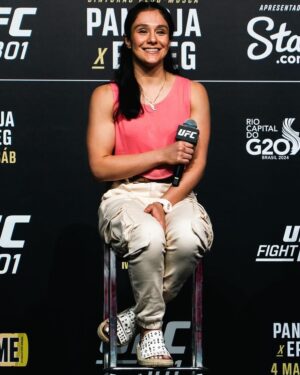 Alexa Grasso Instagram - “Be comfortable with waiting a little longer for the things you deserve” 🩷🧨
•
•
📸 @beyoncce34