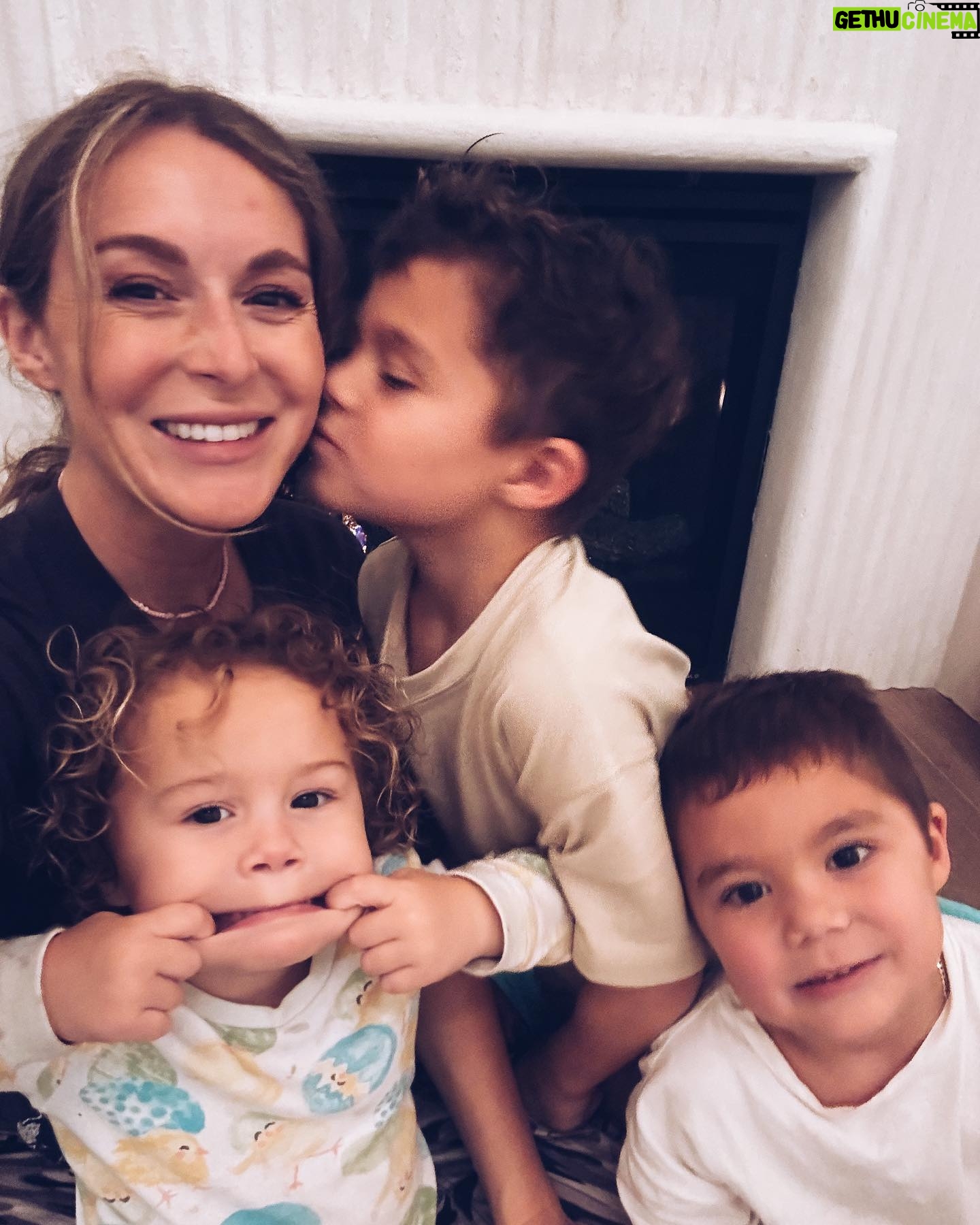 Alexa PenaVega Instagram - That last photo of Kingston though 🤣