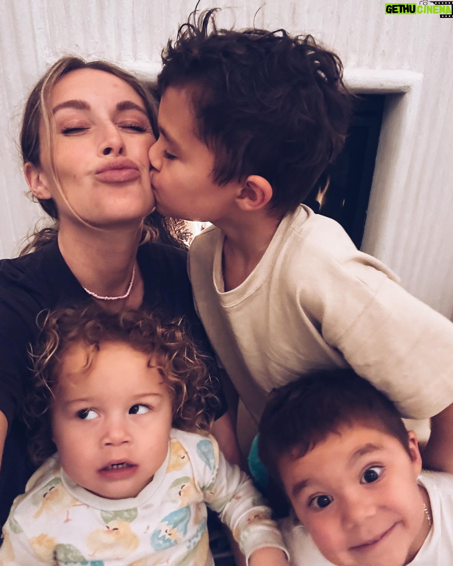 Alexa PenaVega Instagram - That last photo of Kingston though 🤣