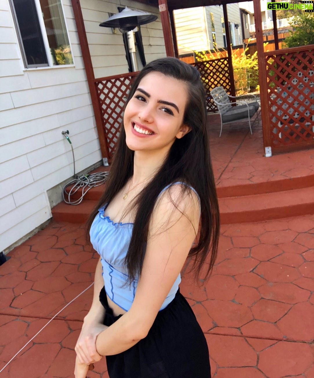 Alexandra Botez Instagram - Taking advantage of being at home by forcing @itsandreabotez to take pics in 1 of 3 same locations every day 😅
