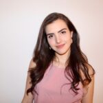 Alexandra Botez Instagram - Finally a background color that makes me look less pale 😅