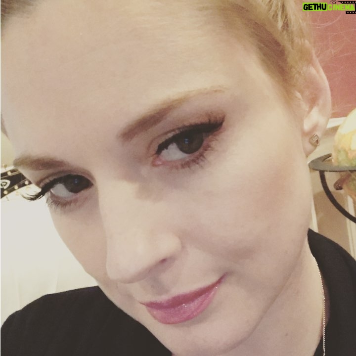 Alexandra Breckenridge Instagram - It's the end of the day and my makeup is still holding strong thanks to Makeup by bean❤️🌈🌹 @shesabean