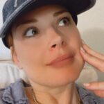 Alexandra Breckenridge Instagram –