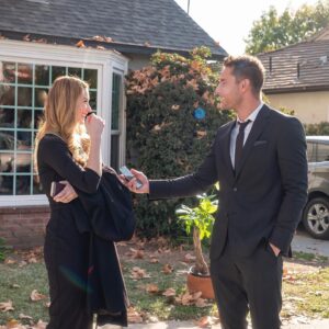Alexandra Breckenridge Instagram - Tonight on #thisisus 
Fall in love with Kevin and Sophie’s 30 year love story 💜
9pm on @nbcthisisus