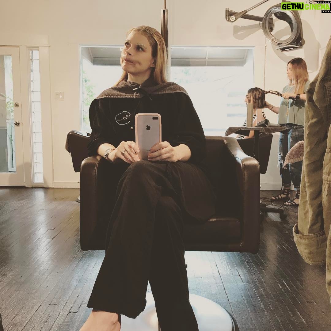 Alexandra Breckenridge Instagram - Just a little Tuesday upkeep. @ra_hairhouse @kennedy_vandyke 💙⚡️🦋