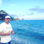 Alexey A. Petrukhin Instagram – САМОЕ ПОЛЕЗНОЕ МОРЕ для здоровья – Чёрное 👌 К такому выводу пришла международная группа учёных, исследовав воздействие черноморской воды на #организм человека. Оказывается, её состав является наиболее близким к составу плазмы крови человека по содержанию микроэлементов. #Вода в Чёрном море имеет щелочную реакцию и обладает мега антибактериальными свойствами. #Чёрноеморе – самое комфортное по концентрации соли (17,6-18 г на 1 литр) для здоровья человека. Что ещё важно, всего в одном миллилитре черноморского воздуха присутствует тысяча частиц морской соли 👍 Так что за день, проведенный #уморя, человек вдыхает порядка 10 миллиардов полезных солевых частиц… И Чёрное море – #рекордсмен по содержанию сероводорода, который благоприятно воздействует на сердце и сосуды… Добавлю к этому перечню, что #обитатели Чёрного моря безопасны для человека, а то моя дочь пугалась раньше… 😉  Единственные виды акул, которых здесь можно встретить – это #катран и #сциллиум, но они абсолютно безобидны. Ещё по школе помню, что первым, кто заявил о пользе морской воды был #Гиппократ. Именно ему принадлежат слова: «Морская волна смоет все болезни» 🥁 .
#рекомендую #проверено #Гурзуф #морскаясоль #чёрное #море #морскаяволна #морскаявода  #АлексейПетрухин Черное Море