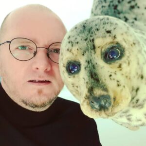 Alexey A. Petrukhin Instagram - ГЛАЗА — САМЫЙ ВАЖНЫЙ ОРГАН чувств человека, с помощью зрения мы получаем 90% информации из окружающего нас мира. При этом это уникальный по структуре и еще не до конца изведанный орган человека. Посмотрите вторую и третью фотографии и Вы увидите целую Вселенную, #космос 👌 Но на сегодняшний день #ученые открыли множество его тайн, а профессиональные #медики проводят операции невообразимой сложности. Хочу выразить огромную благодарность Московской Глазной Клинике @mgk_clinic 👈 за диагностику и лечение моей Мамы @babtoma (фотоотчет у неё на странице) 📸 Доверил врачам #МГК самое дорогое и не прогадал... Доктор Адам Дагаев оперативно подготовил Маму к операции, сотрудники клиники помогли оперативно сдать все анализы и тесты. Так мы не упустили время и сделали операцию в кратчайшие сроки 👌 Сейчас зрение Мамы улучшилось, неприятных ощущений больше нет, готовимся к следующим процедурам!
Всем #советую #проверено и #рекомендую не тянуть с обследованием, если Вас хоть что-то беспокоит 🙄  На 6-ой фотографии, которую я сделал в Клинике, видны разные виды #болезниглаз 🤦‍♂️ Надеюсь никто не найдёт у себя этих признаков 🤞 И кстати, люди, собаки и кошки – единственные, кто ищут зрительные подсказки в глазах других ☝️ а собаки делают это только, общаясь с людьми 🐕 . 
И ЕЩЁ, ДЛЯ ВАС, Други, всем, кто придёт в 👉 @mgk_clinic с паролем #режиссёр, скидка 20% на все виды обследования, а кто придёт с паролем #кинопродюсер скидка 21% 🥁 Будьте здоровы, и смотрите на мир здоровыми глазами 🙏 . 
#глаза #лечениеглаз #глазнаяклиника #здоровье #21 #АлексейПетрухин