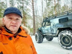 Alexey A. Petrukhin Instagram - НАМ БЫ НЕ ПУСКАТЬ Голливуд ещё хотя бы года три, а лучше пять. И тогда чебурашек будет больше, они будут мощнее, и появятся наши российские Стэтхемы, Де Ниро и Аль Пачино…

Посмотрите, как вдохновил «Чебурашка», и как сильно он раздвинул ёмкость рынка - 5 млрд ₽ и более 16 млн зрителей за три недели 👏 Что и требовалось доказать – надо полностью избавиться от влияния Голливуда, ограничить, квотировать и цензурировать их контент... 

По этому поводу одел куртку чемпионов российского бренда #Форвард и взял машинку побольше ✊️ 

#ГорныйАлтай #Сибирь #джипер #Чебурашка