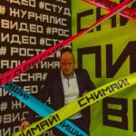 Alexey A. Petrukhin Instagram - КАК ВАМ ПЕРВАЯ ФОТКА С ВЫХОДЦЕМ ИЗ #КВН Антоном Каравайцевым @antonkaravaytsev? А слева выходец из #Тюмень Андрей Зубов @zubovbaza 😉 Смотрим работы студентов в качестве экспертов-жюри ✌ Провёл пару классных, интересных дней в уже любимом #РостовнаДону на @studvesna_rsm XXVIII Всероссийском фестивале «Российская студенческая весна»... Не спрашивайте почему осенью... 🤣 На второй фотографии кипит обсуждение #жюри в составе - Зубов Андрей, Жалнин Тимофей, Каравайцев Антон, Засеев Заур, Малышева Ганна и Алексей А. Петрухин ! А рулит всем этим заседанием Ирина Саютина @irina_sayutina ✊ На третьей фотке часть ребят, кого жюрим! #Бойцы все! Всех поздравляю, увидимся на съёмочной площадке уже в ближайшее время! ✌ На пятой фотке Валентина @valya.martyushenko, координатор, помогала мне ориентироваться в пространстве... Нужно было просто идти на её #смех! 🙋‍♂️ #студвесна #студвесна2020 #молодежь #РСМ #студенты #ргэу #ргэуринх Ростовский государственный экономический университет