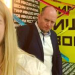 Alexey A. Petrukhin Instagram - КАК ВАМ ПЕРВАЯ ФОТКА С ВЫХОДЦЕМ ИЗ #КВН Антоном Каравайцевым @antonkaravaytsev? А слева выходец из #Тюмень Андрей Зубов @zubovbaza 😉 Смотрим работы студентов в качестве экспертов-жюри ✌ Провёл пару классных, интересных дней в уже любимом #РостовнаДону на @studvesna_rsm XXVIII Всероссийском фестивале «Российская студенческая весна»... Не спрашивайте почему осенью... 🤣 На второй фотографии кипит обсуждение #жюри в составе - Зубов Андрей, Жалнин Тимофей, Каравайцев Антон, Засеев Заур, Малышева Ганна и Алексей А. Петрухин ! А рулит всем этим заседанием Ирина Саютина @irina_sayutina ✊ На третьей фотке часть ребят, кого жюрим! #Бойцы все! Всех поздравляю, увидимся на съёмочной площадке уже в ближайшее время! ✌ На пятой фотке Валентина @valya.martyushenko, координатор, помогала мне ориентироваться в пространстве... Нужно было просто идти на её #смех! 🙋‍♂️ #студвесна #студвесна2020 #молодежь #РСМ #студенты #ргэу #ргэуринх Ростовский государственный экономический университет