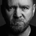 Alexey A. Petrukhin Instagram – ЗЛОСТЬ… не путать со злом 🥁 Для человека злость — одна из основных эмоций в жизни. Переживаний у человека всего шесть: #страх #удивление #грусть #злость #радость и #любовь. Кстати, чем больше и сильнее раскрыть эти эмоции в кино, тем успешнее будет этот фильм у зрителей… Но я сейчас про злость в жизни, а не в кино 😤  По замыслу Матушки Природы, злость — это эмоция-оружие… В отличие от страха, именно злость мотивирует нас защищаться нападая, а из выбора «бей или беги» всегда выбирать первый вариант ✊ как в прямом, так и в переносном смыслах! Вы наверняка замечаете, что, если вас рассердили, то всё тело напрягается… Меняется и мимика: у многих раздуваются крылья носа и напрягается верхняя губа — это Божественный привет звериному оскалу!  Короче, я хочу сказать, что злость — это правильная и нужная защитно-оборонительная реакция, и ей надо уметь пользоваться! Способность сдерживать её, стала якобы необходима нам для социальной адаптации… Фигня всё это 😤 Перестать испытывать злость на физиологическом и биохимическом уровне невозможно. И главное –  не нужно. Важно быть в контакте, дружить со своей злостью, со своим гневом? В любом случае помните: идея, что злость — «плохая» эмоция, от которой нужно поскорее избавиться, безнадёжно неправильная 🙅‍♂️ Прислушивайтесь к себе и своим чувствам — возможно, именно злость, #гнев станет толчком, который поможет Вам понять, на какие ситуации в вашей жизни стоит обратить внимание и где срочно нужны перемены 👌
. 
На фото мою злость засняли @artemiev.pro & @anasta.photo и больше я их не видел 🤷‍♂️ #АлексейПетрухин #мысливслух Музей Эмоций