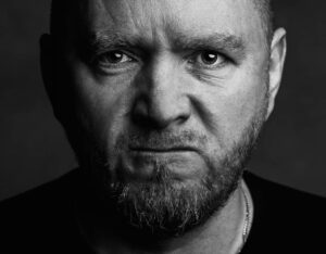 Alexey A. Petrukhin Instagram - ЗЛОСТЬ... не путать со злом 🥁 Для человека злость — одна из основных эмоций в жизни. Переживаний у человека всего шесть: #страх #удивление #грусть #злость #радость и #любовь. Кстати, чем больше и сильнее раскрыть эти эмоции в кино, тем успешнее будет этот фильм у зрителей... Но я сейчас про злость в жизни, а не в кино 😤  По замыслу Матушки Природы, злость — это эмоция-оружие... В отличие от страха, именно злость мотивирует нас защищаться нападая, а из выбора «бей или беги» всегда выбирать первый вариант ✊ как в прямом, так и в переносном смыслах! Вы наверняка замечаете, что, если вас рассердили, то всё тело напрягается... Меняется и мимика: у многих раздуваются крылья носа и напрягается верхняя губа — это Божественный привет звериному оскалу!  Короче, я хочу сказать, что злость — это правильная и нужная защитно-оборонительная реакция, и ей надо уметь пользоваться! Способность сдерживать её, стала якобы необходима нам для социальной адаптации... Фигня всё это 😤 Перестать испытывать злость на физиологическом и биохимическом уровне невозможно. И главное -  не нужно. Важно быть в контакте, дружить со своей злостью, со своим гневом? В любом случае помните: идея, что злость — «плохая» эмоция, от которой нужно поскорее избавиться, безнадёжно неправильная 🙅‍♂️ Прислушивайтесь к себе и своим чувствам — возможно, именно злость, #гнев станет толчком, который поможет Вам понять, на какие ситуации в вашей жизни стоит обратить внимание и где срочно нужны перемены 👌
. 
На фото мою злость засняли @artemiev.pro & @anasta.photo и больше я их не видел 🤷‍♂️ #АлексейПетрухин #мысливслух