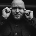 Alexey A. Petrukhin Instagram – Мы просто перестали видеть 🤦‍♂️ Да, мы смотреть научились, но видеть никак… Обычно ничего не пишу в соцсетях на Страстную Неделю Великого Поста, но увидел текст/смысл на странице кавказского друга @andzor_emkuzh который он не стал философски формулировать, а написал простым и понятным языком, и я хотел бы с Вами им поделиться, и именно сегодня 👉 “…Время читать книги, играть на гитаре (или делать вид, что играешь на гитаре). Сейчас вообще эпоха – делать вид. Эпоха – казаться, а не быть. И время ИКС… Плюс самоизоляция. А что такое #самоизоляция? Это время очищения природы и социальных сетей. Природы – от людей, от загрязнения. Реки очищаются, что в них  снова появляется рыба. Воздух очищается, что горы видны за много десятков километров, впервые за несколько десятилетий. Причина проста, всего лишь – людей заперли дома. Просто по земле стало ходить поменьше человек!
Соцсети – очищаются от мишуры накаченных губ и сэлфи миллионов одинаковых лиц. Ведь не́чего сэлфить, салоны красоты закрыты и губы сдулись и не только губы. Так же сдулись напыщенные, ненужные торжества, которые сопровождались армией свадебных генералов. Есть единицы, для которых «тамадить» это призвание – надеюсь, что после самоизоляции именно они и останутся тамадить, а не каждый второй, кто взял в руки палку, гармошку или микрофон, став свадебной звездой масштаба одного городского округа (или сельского). Или же так называемый хайп. Хайп заполонил всех и всё,  независимо от происхождения, веры и пола. Не важно, противоречат те или иные действия с моральными устоями твоего общества, но главное собрать кучу лайков, одев трусы себе на голову, при этом танцевать  в центре города, наплевав на всех ведь ты молодой и модный и ты просто самовыражаешься же, ты просто хайпер. Или удивить всех подушкой вместо платья, это же работает не как детские фото с добрыми воспоминаниями, полуголые фото остановят и самый скептический взгляд. Делай вид, что это модно и ты такой независимый! Ты ведь такой свободный, что тебе просто плевать на свободу других. Но я верю, что в соцсетях, в лентах, да и в мире вообще станет больше настоящего, естественного, чем пластмассы и силикона…” (продолжение в карусели фото) ☝️ Планета Земля