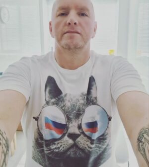 Alexey A. Petrukhin Instagram - Прочитайте, пожалуйста, ТЕКСТ нашего Государственного гимна Российской Федерации (слова С.Михалкова) 

Россия - священная наша держава,
Россия - любимая наша страна.
Могучая воля, великая слава -
Твое достоянье на все времена!

Славься, Отечество наше свободное,
Братских народов союз вековой,
Предками данная мудрость народная!
Славься, страна! Мы гордимся тобой!

От южных морей до полярного края
Раскинулись наши леса и поля.
Одна ты на свете! Одна ты такая -
Хранимая Богом родная земля!

Славься, Отечество наше свободное,
Братских народов союз вековой,
Предками данная мудрость народная!
Славься, страна! Мы гордимся тобой!

Широкий простор для мечты и для жизни
Грядущие нам открывают года.
Нам силу дает наша верность Отчизне.
Так было, так есть и так будет всегда!

Славься, Отечество наше свободное,
Братских народов союз вековой,
Предками данная мудрость народная!
Славься, страна! Мы гордимся тобой!

_______

УТВЕРЖДЕН
Указом Президента
Российской Федерации
от 30 декабря 2000 года
N0 2110